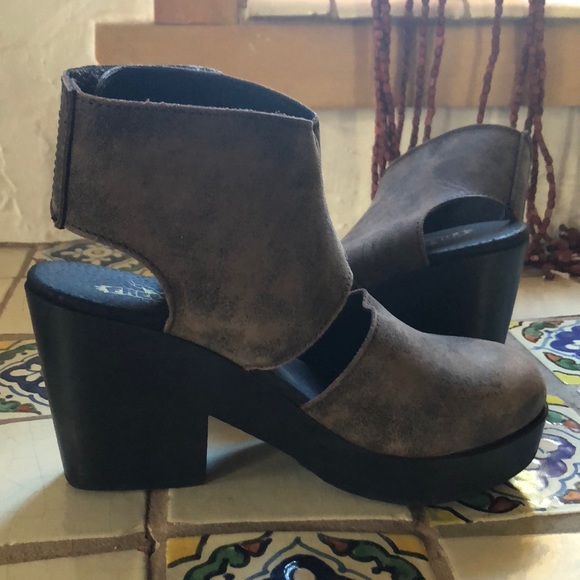 Freebird by Steven Shoes - Madrid Clogs FREEBIRD by Steven Madden